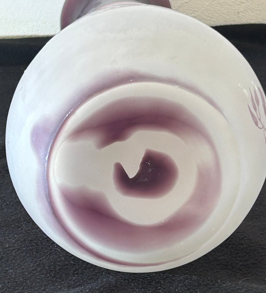 Vase Gallé en verre multicouche, dégagé à l'acide de couleur violine décor de branche Glycine-photo-1