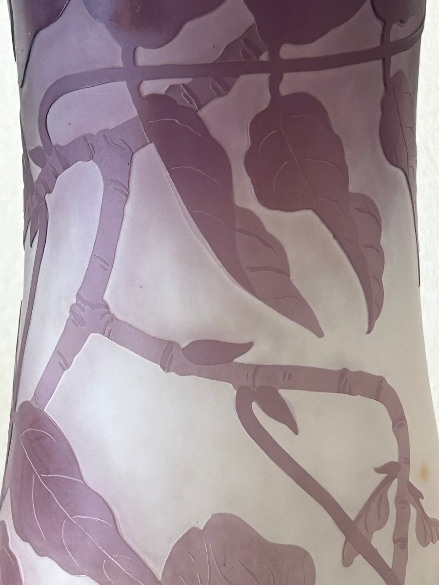 Vase Gallé en verre multicouche, dégagé à l'acide de couleur violine décor de branche Glycine-photo-2