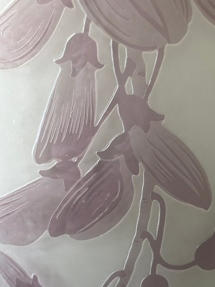 Vase Gallé en verre multicouche, dégagé à l'acide de couleur violine décor de branche Glycine-photo-3