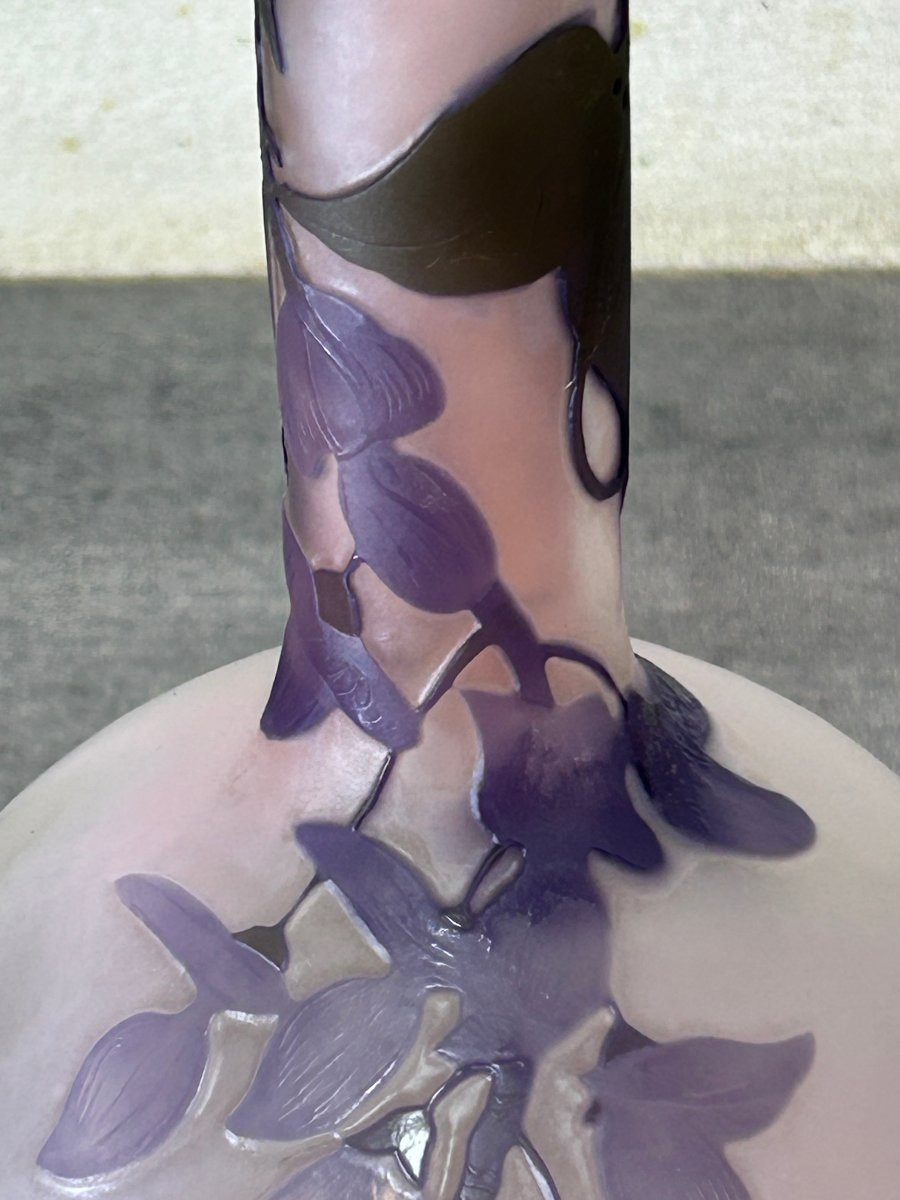 Vase soliflore d'Emile Gallé dégagé à l'acide décor branche de glycine-photo-2
