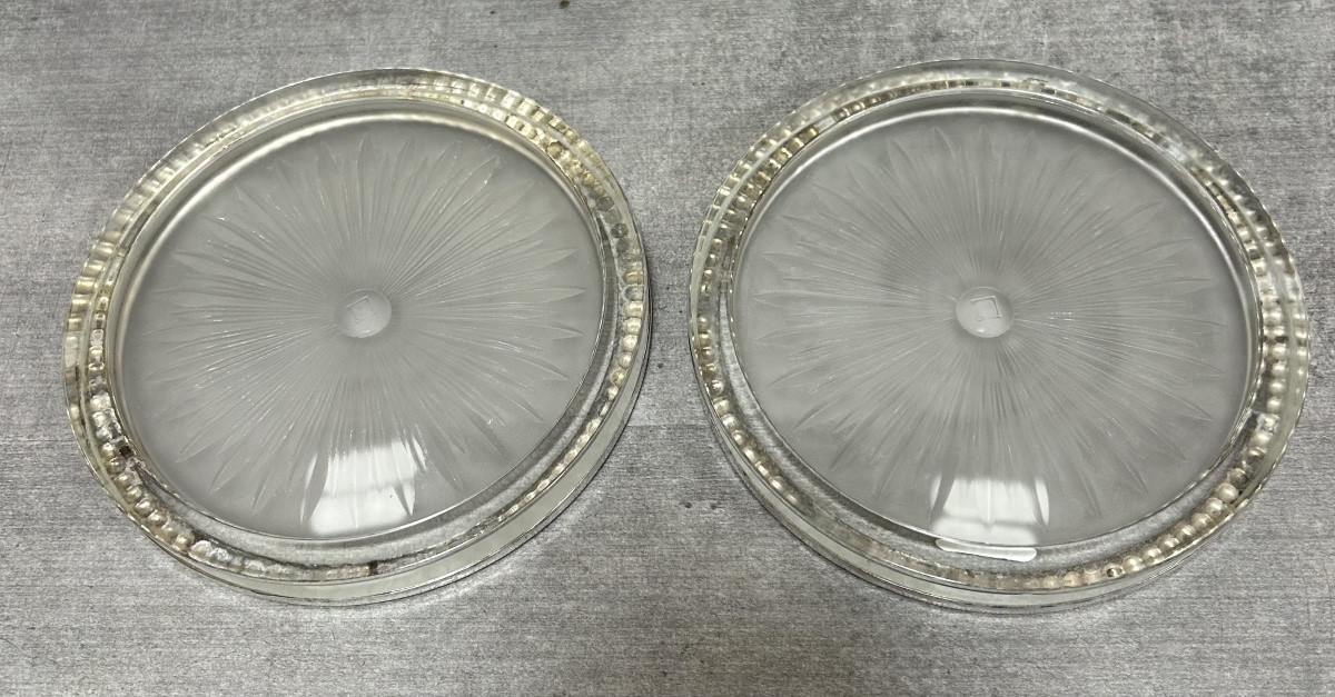 Two Art Deco Coasters In Verlys Moulded Glass With Solid Silver Pearl Surround-photo-2