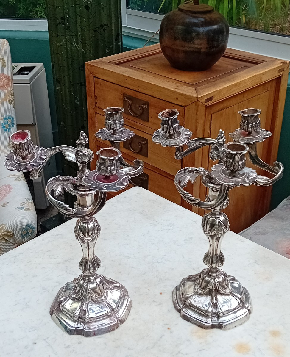 Paire de bougeoirs en bronze argenté 
