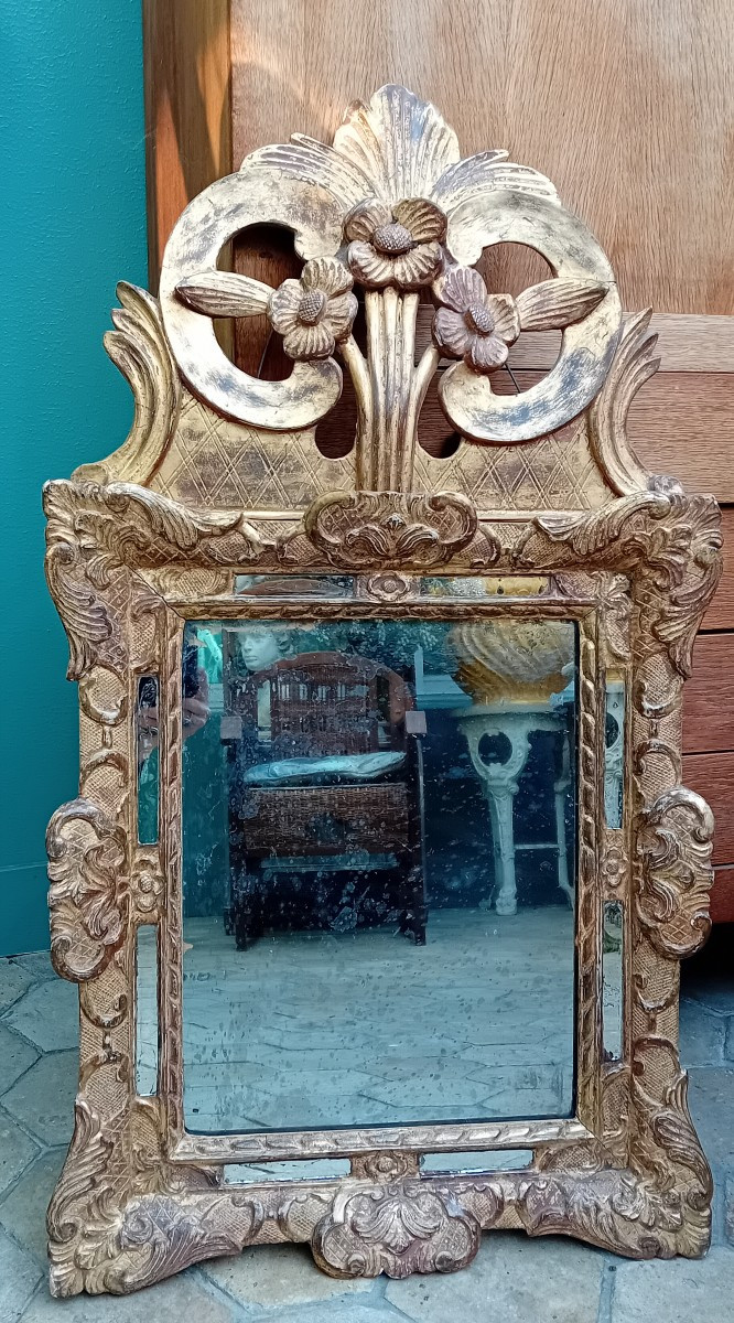Miroir en bois doré 18ème à pareclose 