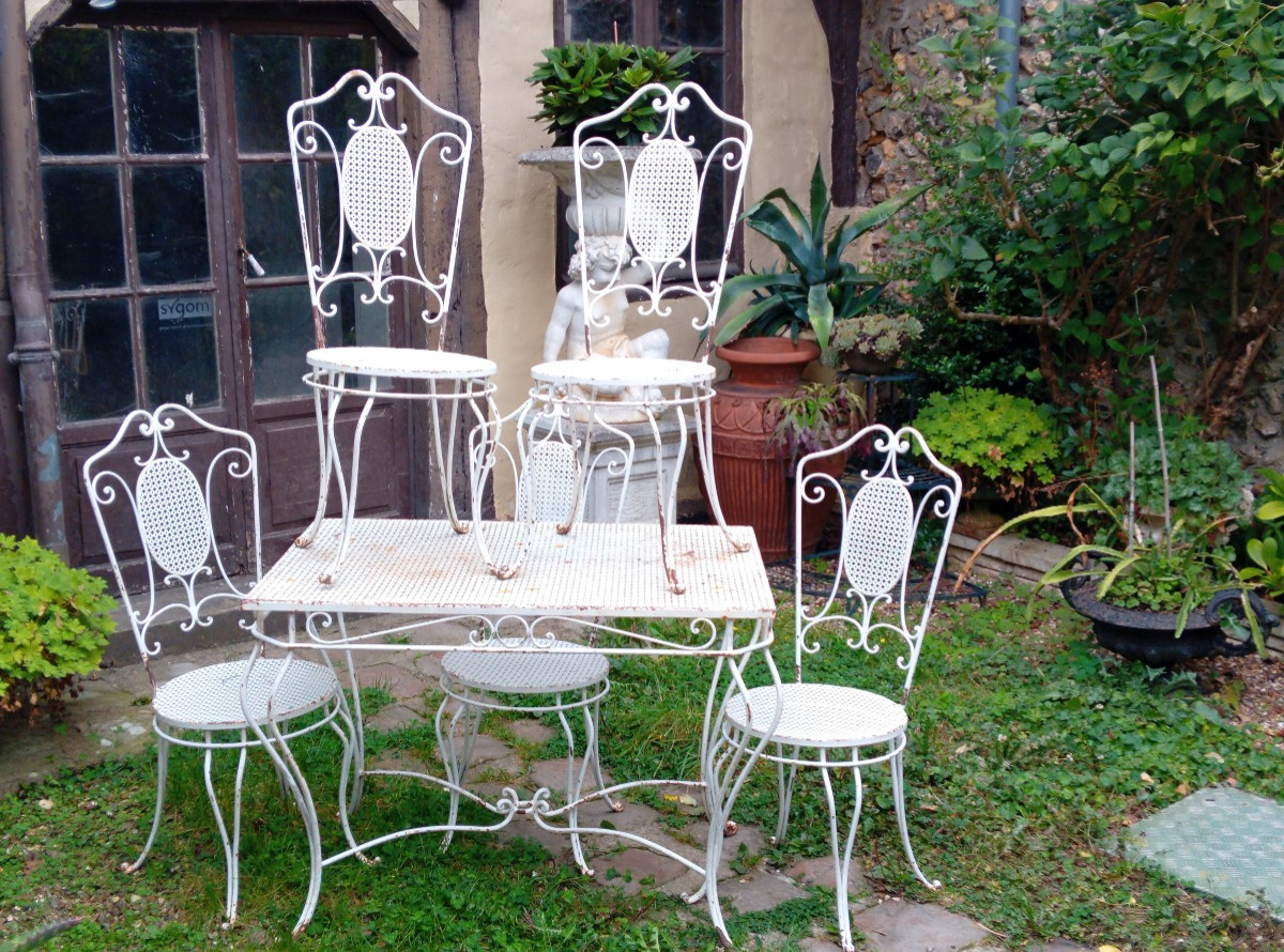 Salon de jardin en fer forgé dans le goût de matégot