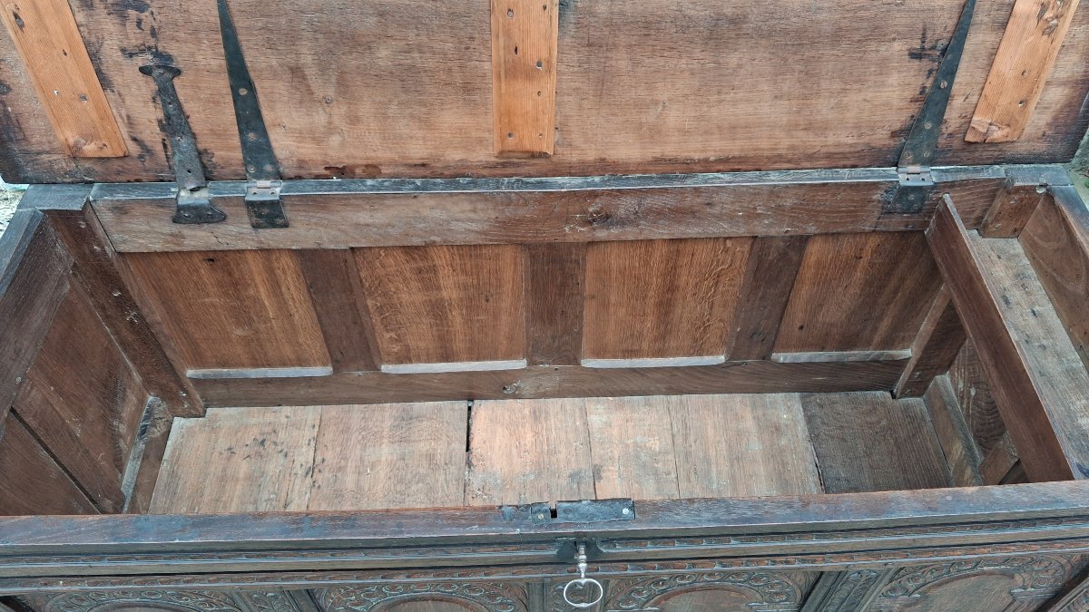17th-century Oak Chest -photo-3