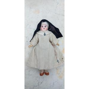 Petite Poupée Tête En Porcelaine Représentant Une Religieuse