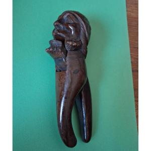 Casse noisette en bois sculpté