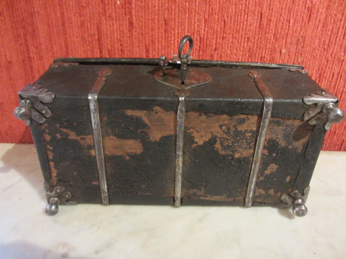 Coffret En Cuir Grainé Avec Garnitures En Fer , France début XVII S.-photo-2
