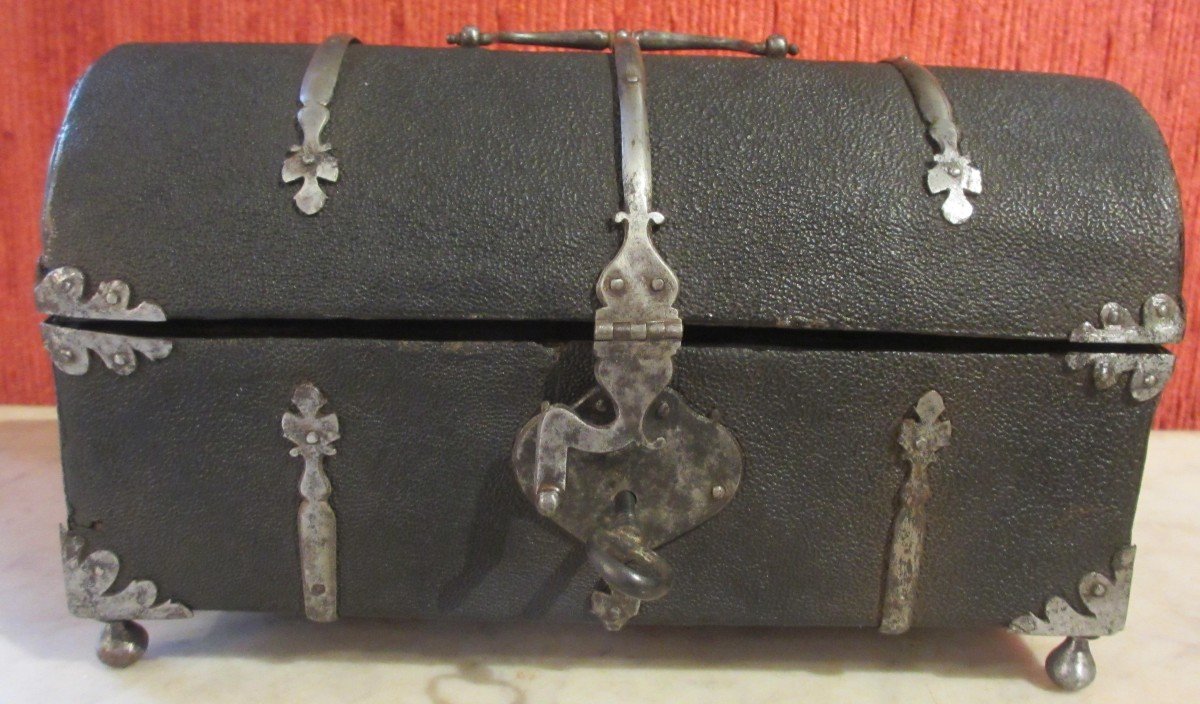 Coffret En Cuir Grainé Avec Garnitures En Fer , France début XVII S.