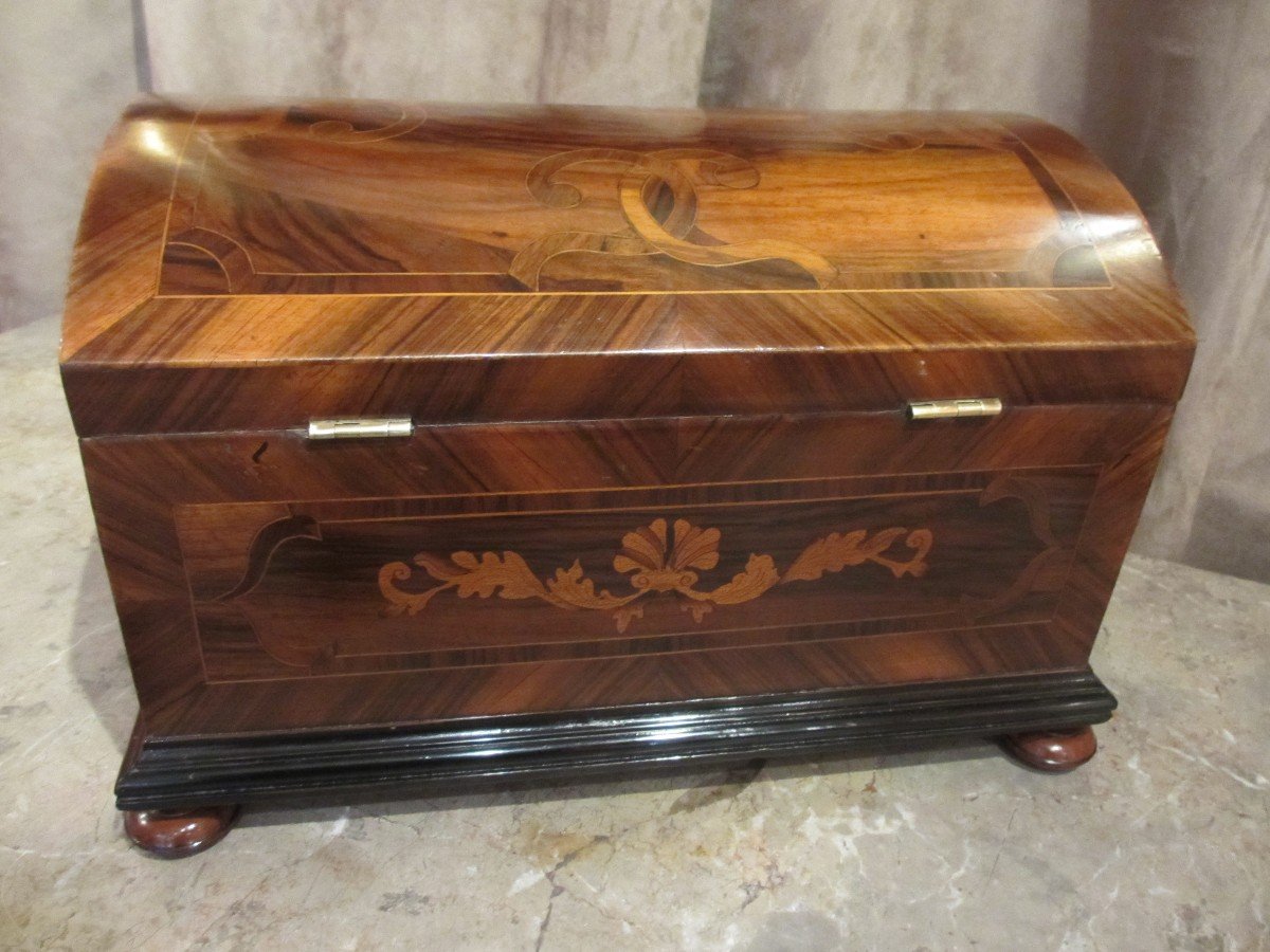 Small Curved Trunk In Walnut Veneer, Louis XIV Period.-photo-2