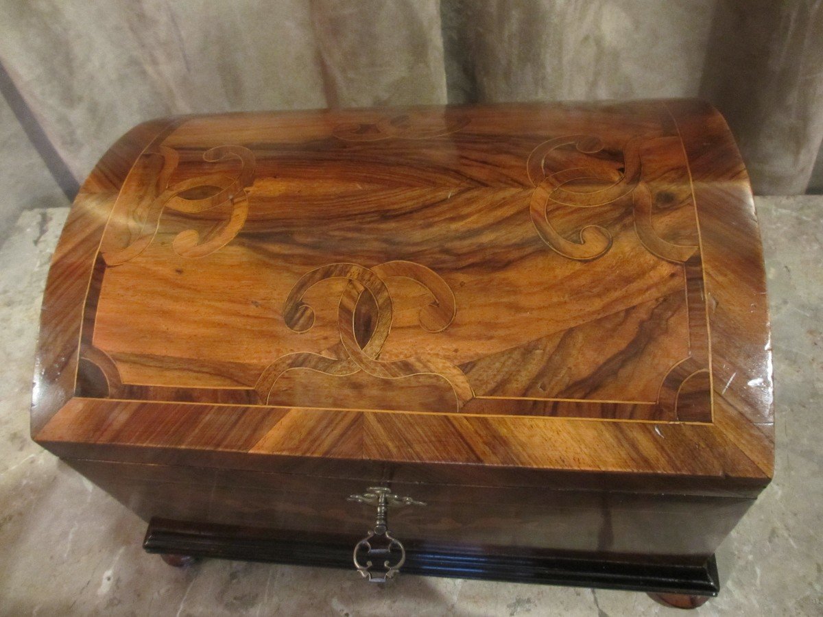 Small Curved Trunk In Walnut Veneer, Louis XIV Period.-photo-4