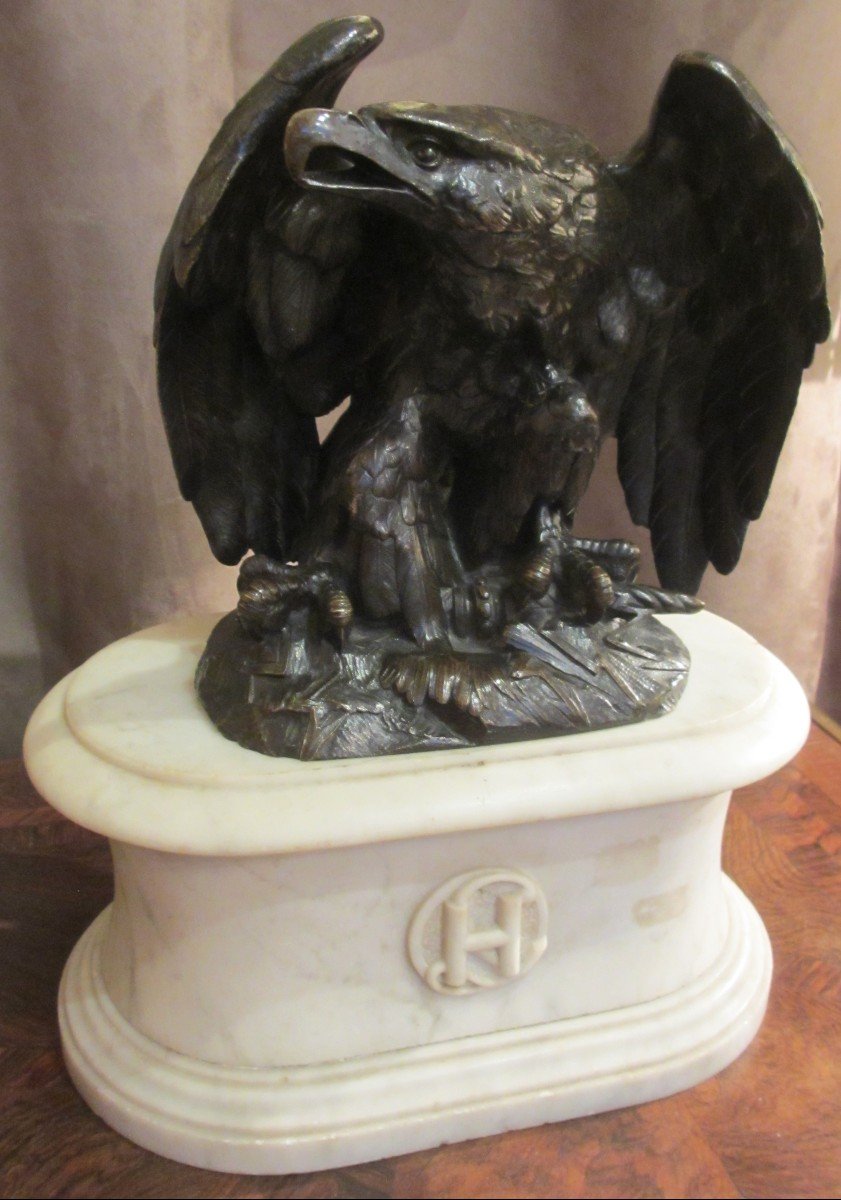 Aigle En Bronze Patiné sur socle en marbre blanc