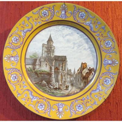 Plat en faience fine de Creil et Montereau "Le Vieux Saint Etienne de Caen"