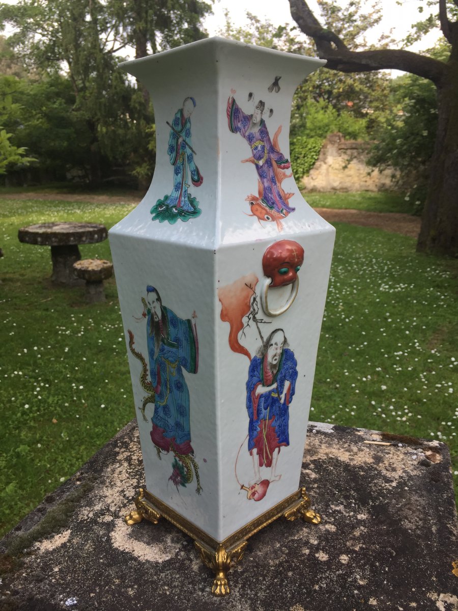 Vase Quadrangulaire En Porcelaine De Chine