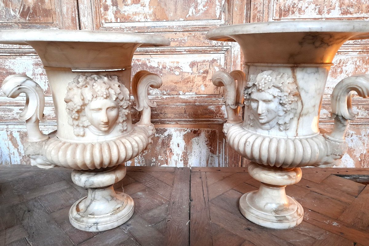 Importante Paire De Vases Medicis En Albâtre Sculpté Du Milieu Du XIXeme Siècle
