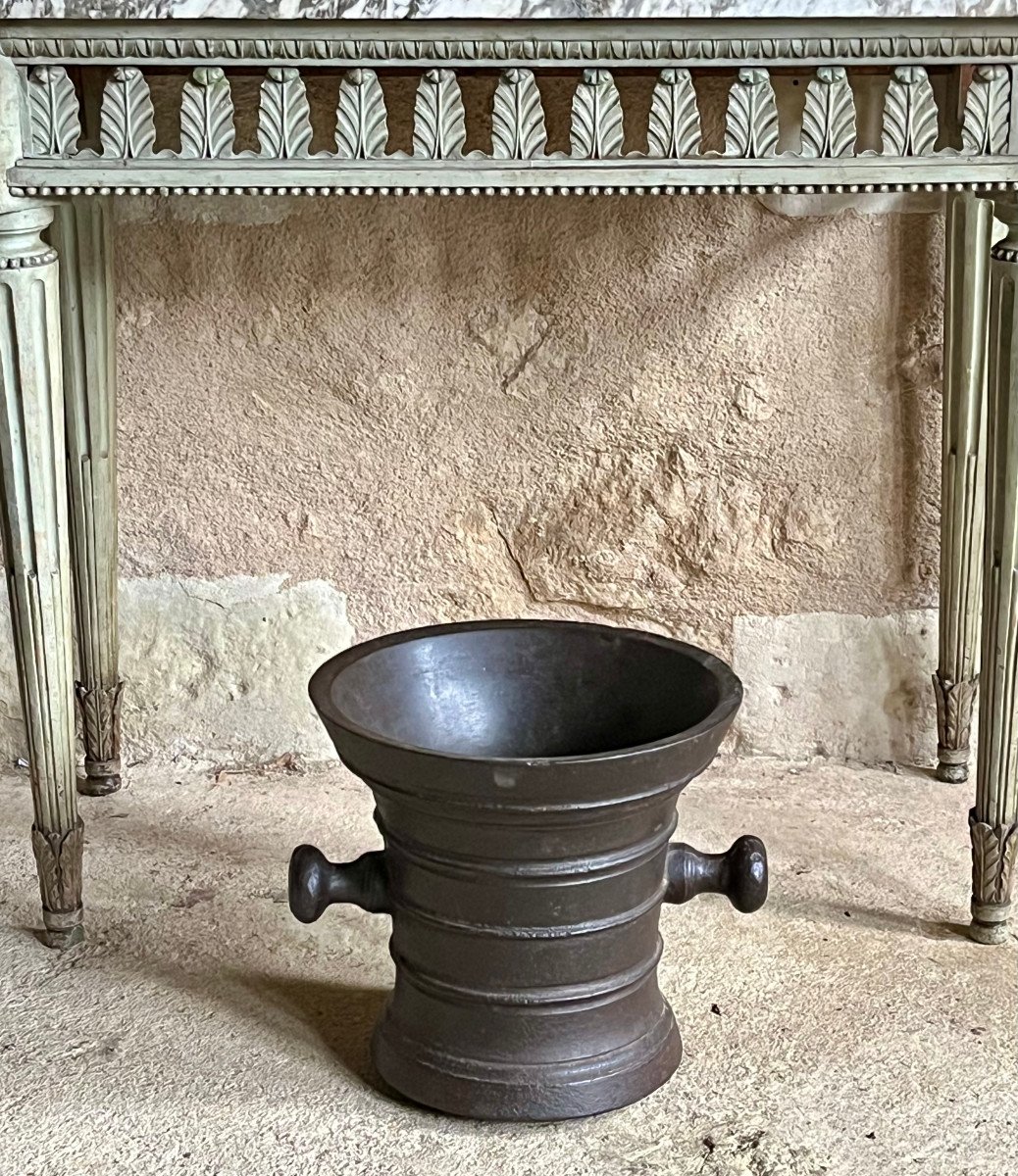 Très Grand Mortier En Fonte . XVII ème Siècle . 