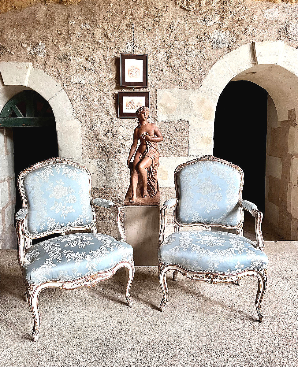 Paire de fauteuils dossiers à la Reine en bois peints et doré, époque fin XIX ème . 