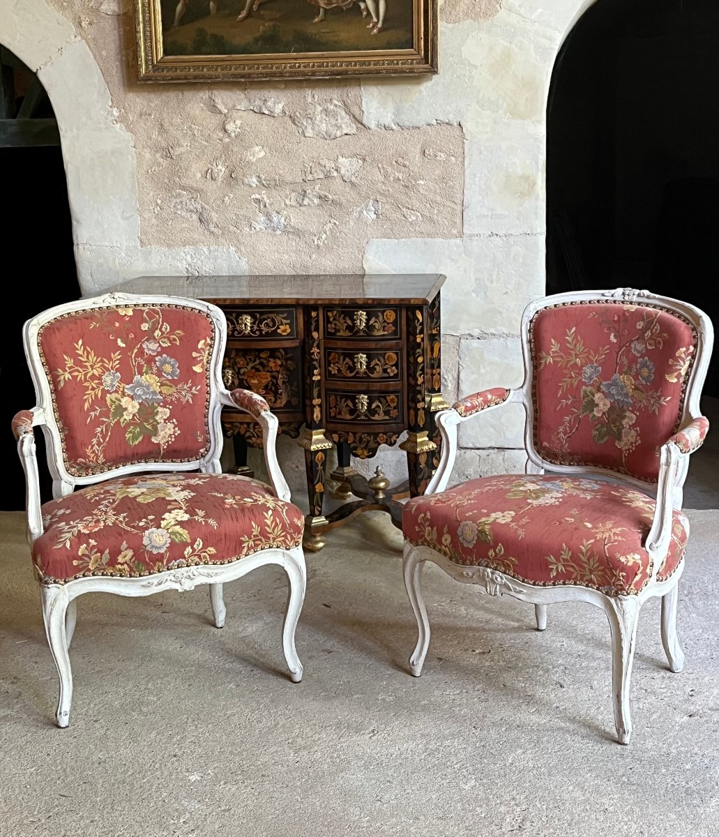 Paire de fauteuils cabriolet d’époque Louis XV .  XVIII ème siècle . Bois peint 
