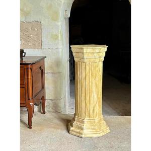 Colonne en bois à décor de faux marbre jaune . Circa 1900