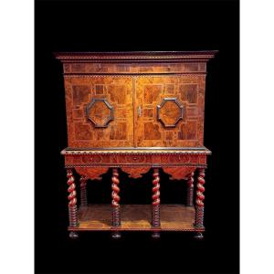 Armoire en cabinet , époque XVII ème .