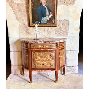 Commode demi-lune époque Louis XVI . Estampillée M. Ohneberg .