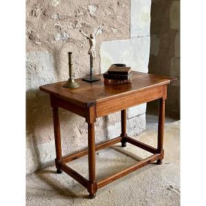 Petite table à écrire d’époque début XVII ème en noyer