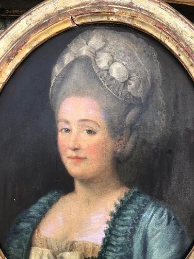 Oval Portrait Woman In Hat XVIII Golden Frame-photo-3