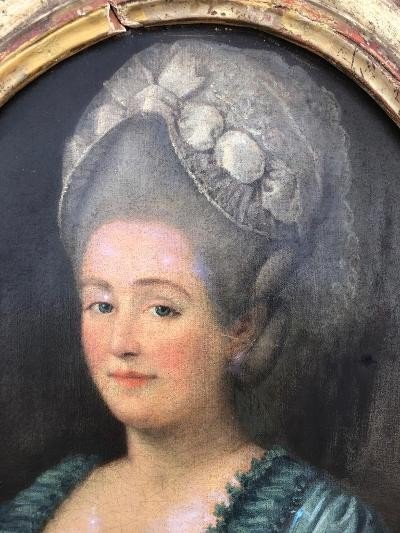 Oval Portrait Woman In Hat XVIII Golden Frame-photo-2