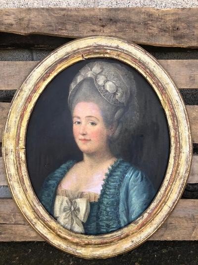Oval Portrait Woman In Hat XVIII Golden Frame