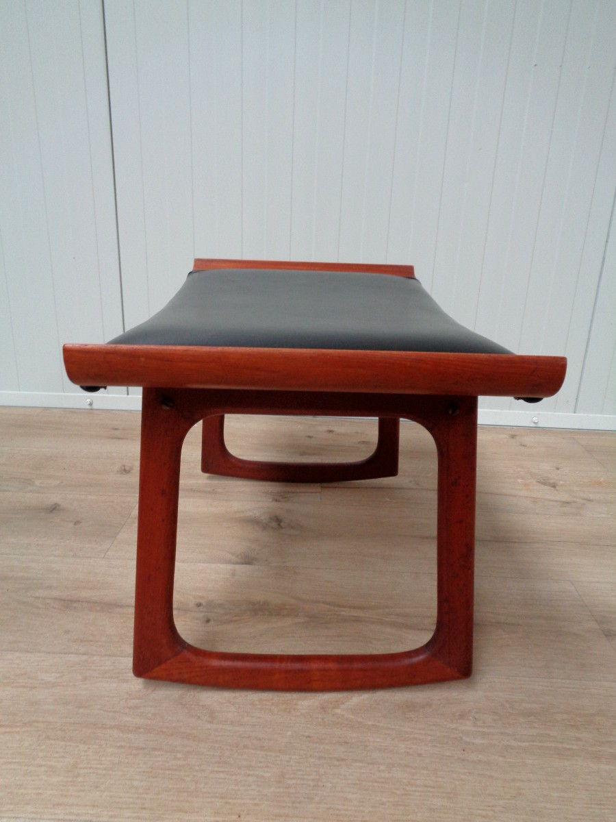 Tabouret de pied basculant de Finn Juhl en teck et cuir-photo-2