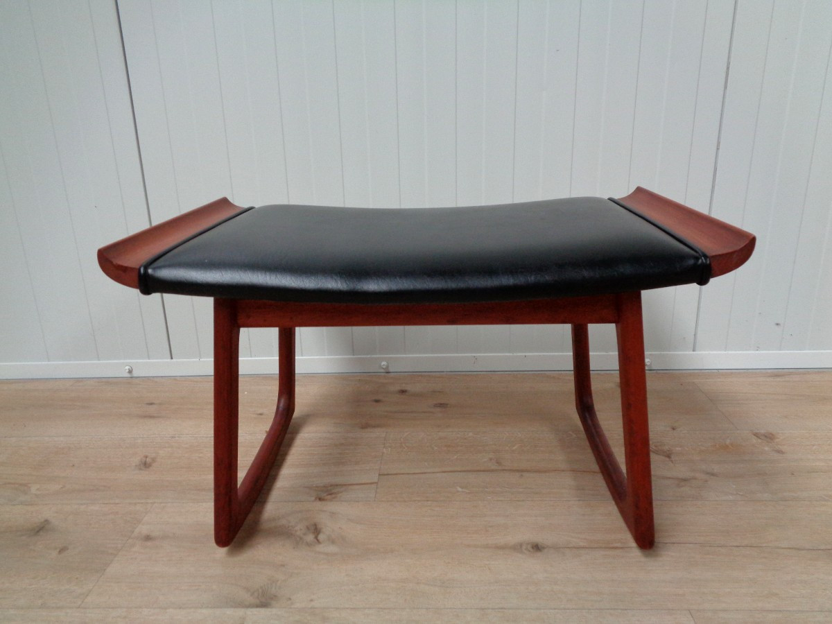 Tabouret de pied basculant de Finn Juhl en teck et cuir