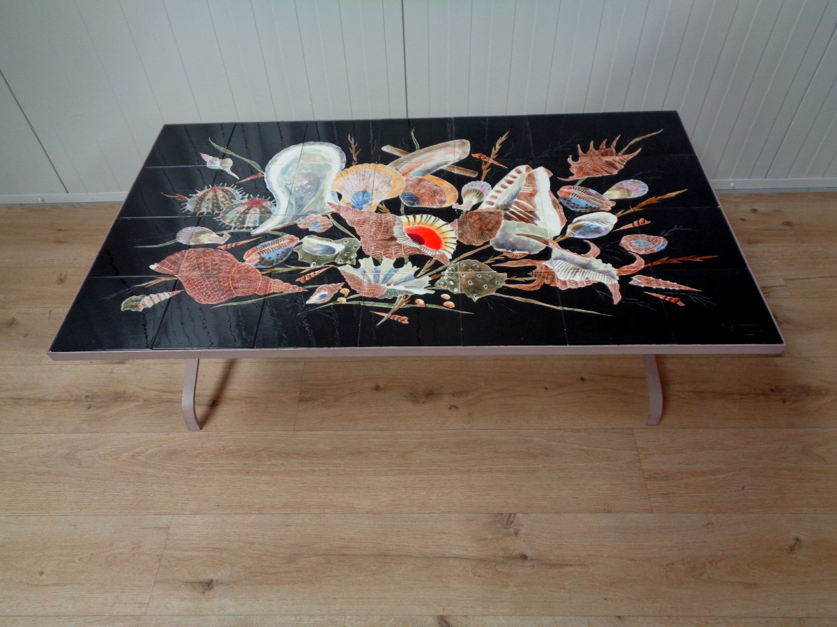  Guy Trévoux - Table basse plateau en céramique à décor de coquillages.