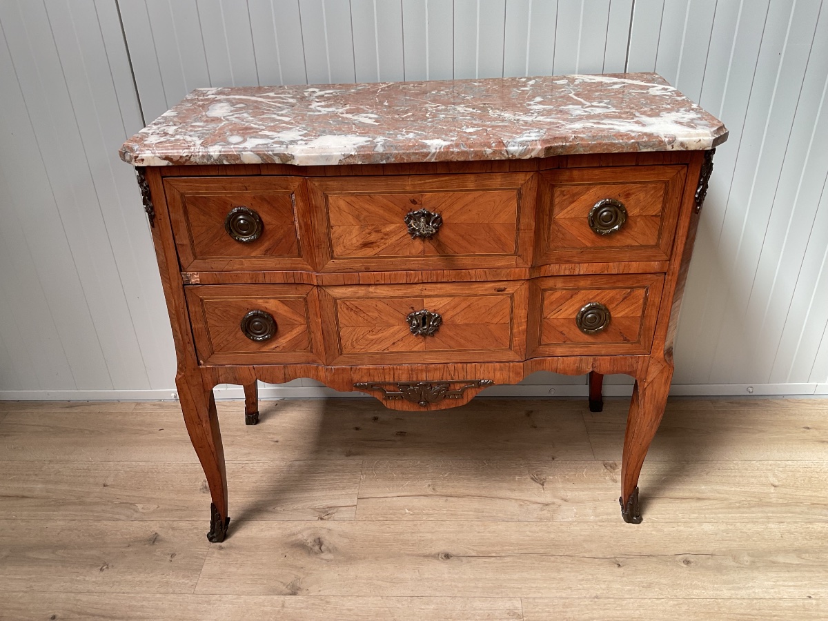 Commode sauteuse en marqueterie d’époque transition