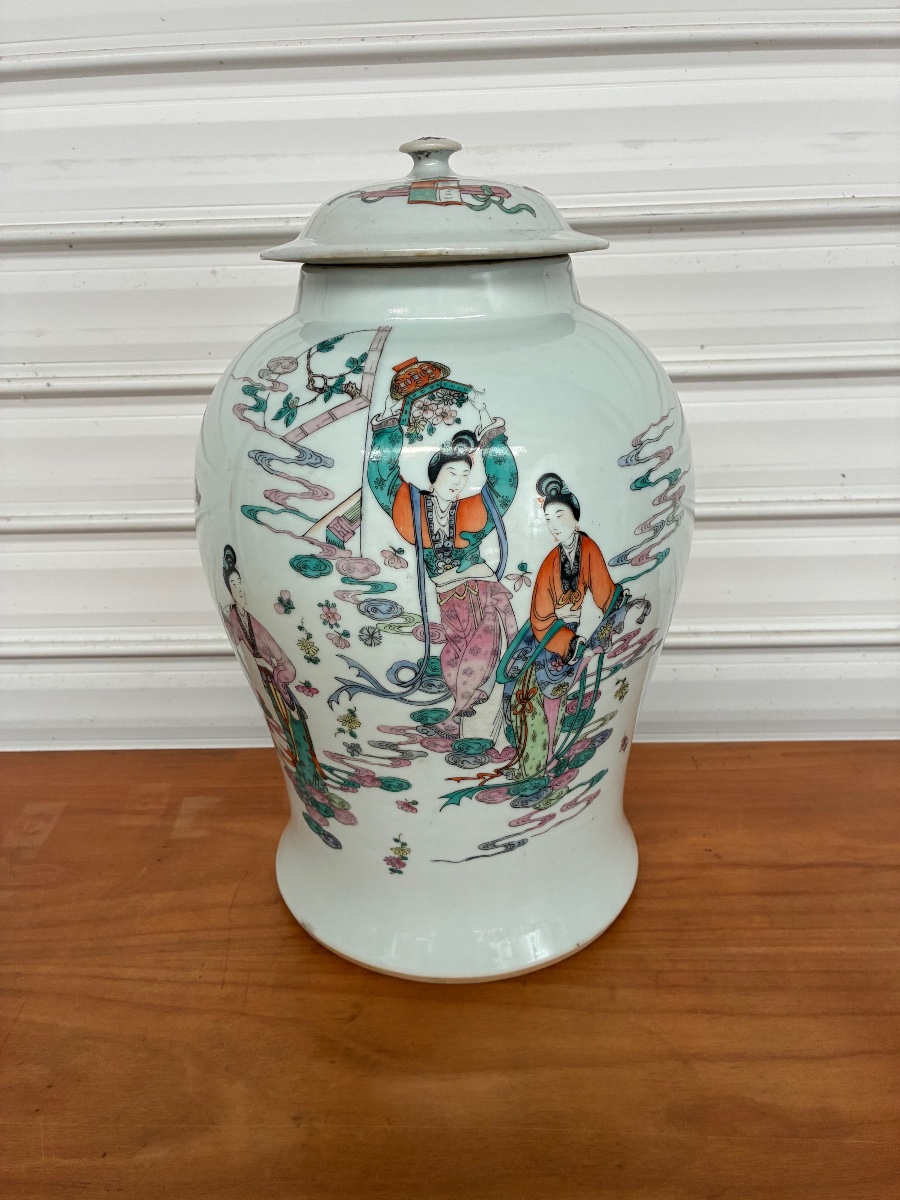 20th-century Chinese Decorative Vase 
