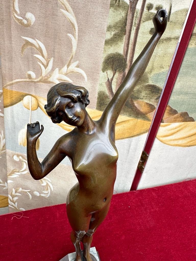 Sculpture Of A Nude Woman In Bronze -photo-4