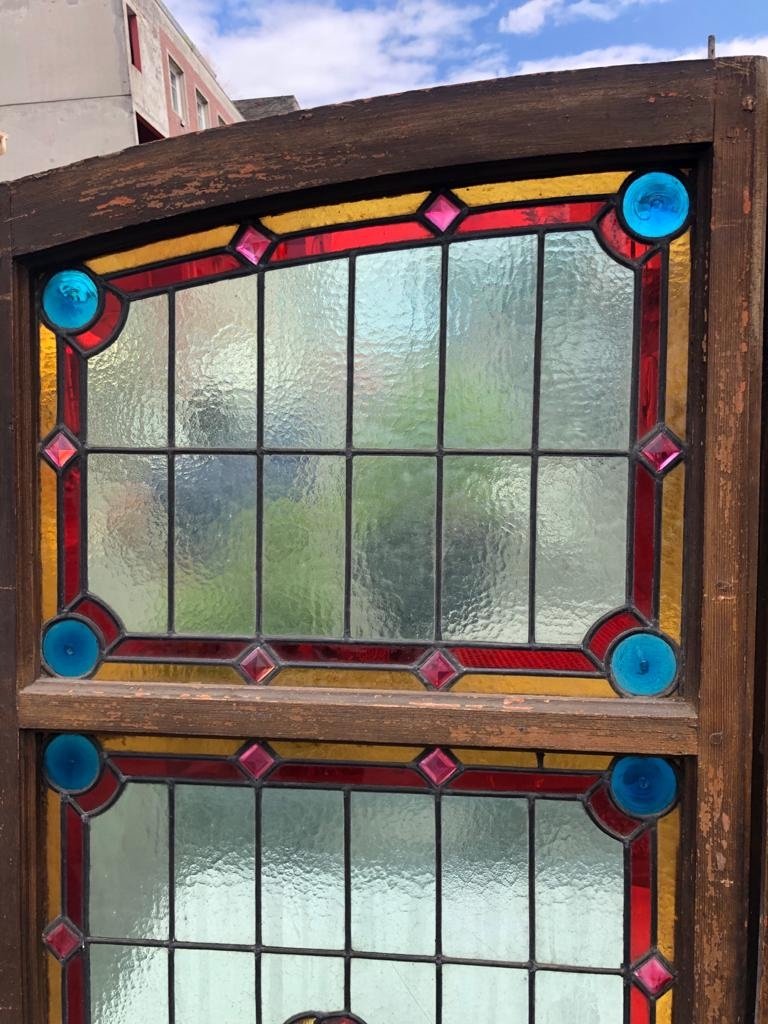 Fenêtre Ancienne À Deux Vantaux En Vitrail -photo-1