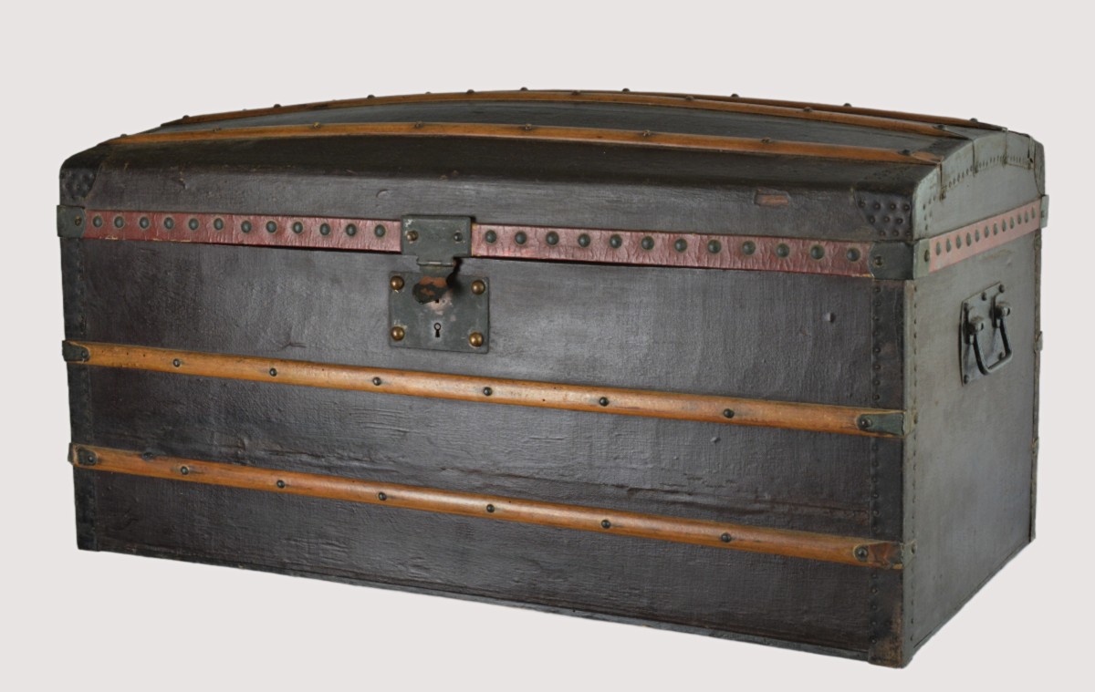 Petite malle de voyage bombée 