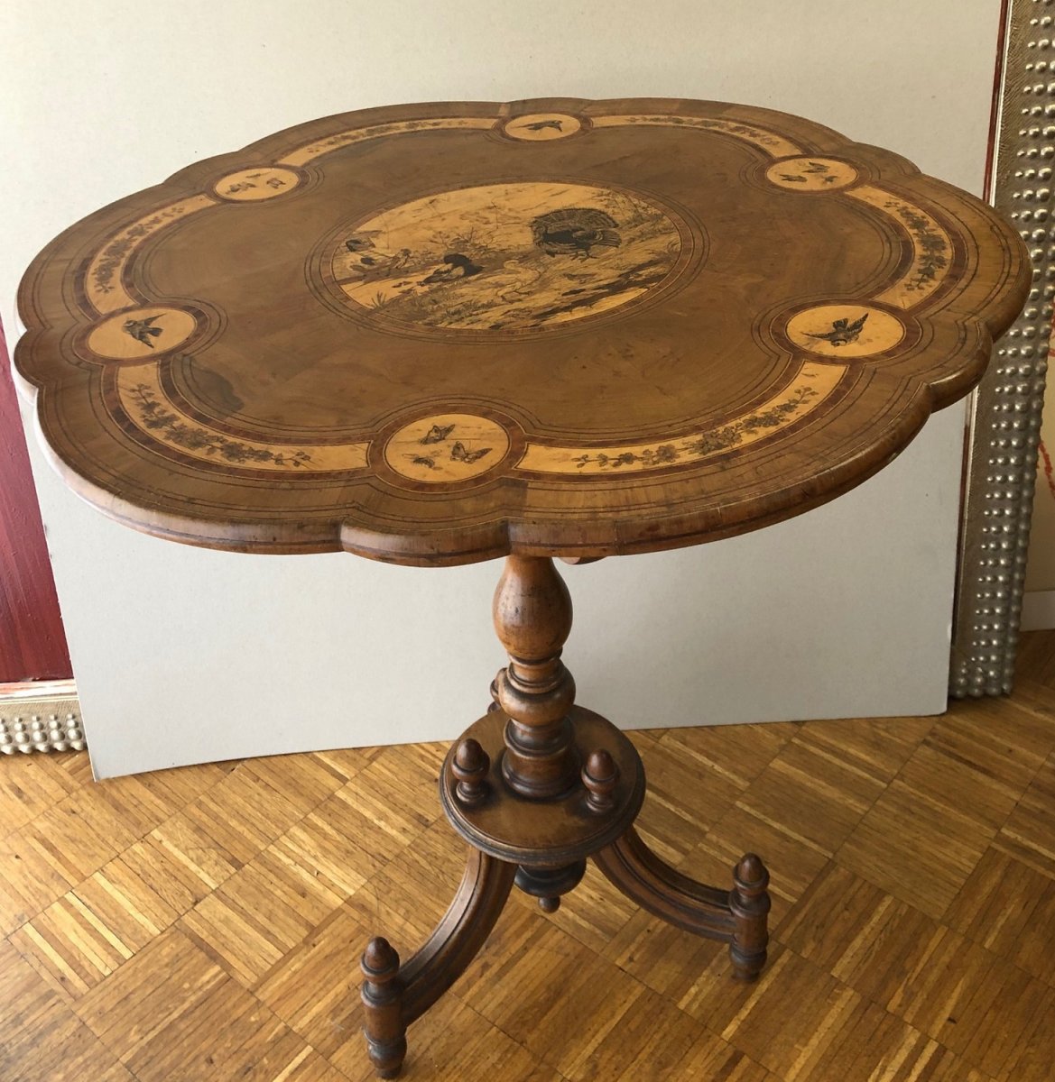 Table 1900 plateau basculant et polylobé en marqueterie et pyrogravure à décor naturaliste-photo-2