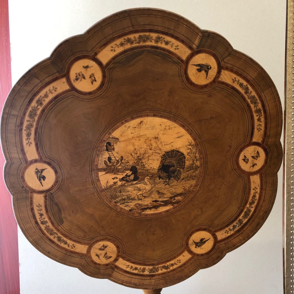 Table 1900 plateau basculant et polylobé en marqueterie et pyrogravure à décor naturaliste