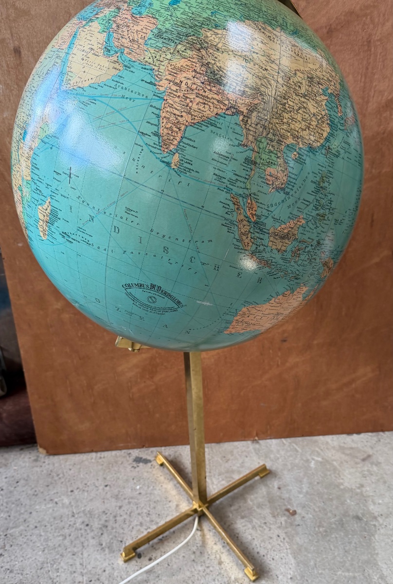 Lampadaire globe éclairant 