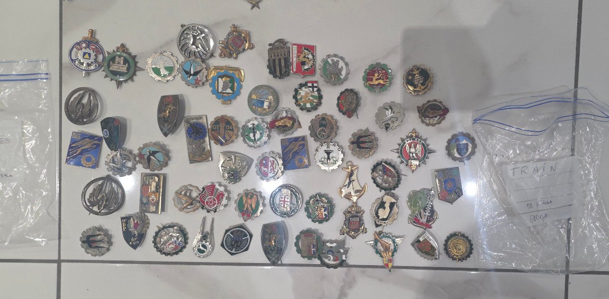 Gros lot de 763 insignes militaires et autres.-photo-2