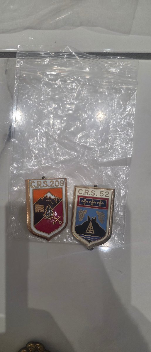 Gros lot de 763 insignes militaires et autres.-photo-3