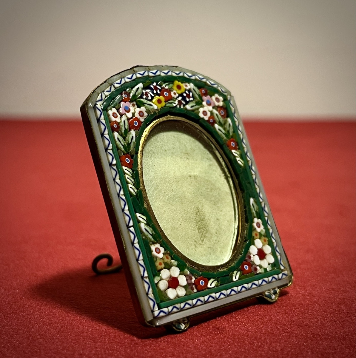 Cadre Photo Médaillon Ancien – Micro mosaïque à Motifs Floraux