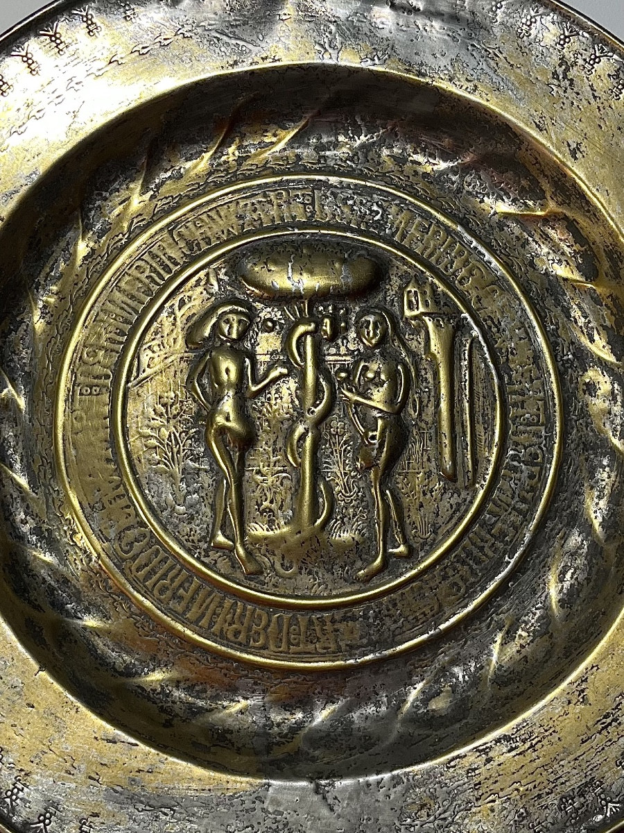 Grand Plat d'Offrande En Laiton Repoussé Représentant Adam Et Ève XVIe Siècle -photo-2