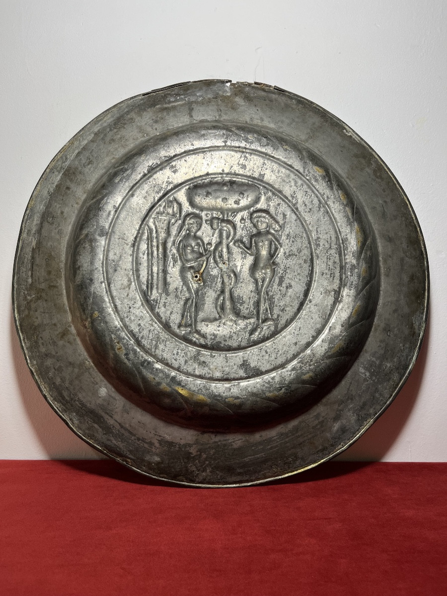 Grand Plat d'Offrande En Laiton Repoussé Représentant Adam Et Ève XVIe Siècle -photo-3
