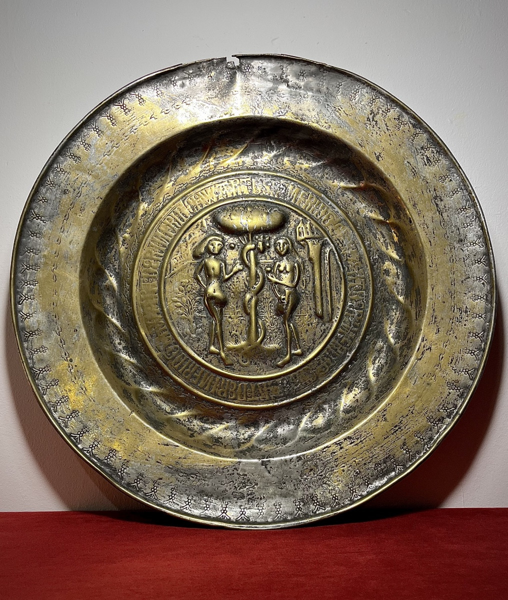 Grand Plat d'Offrande En Laiton Repoussé Représentant Adam Et Ève XVIe Siècle 