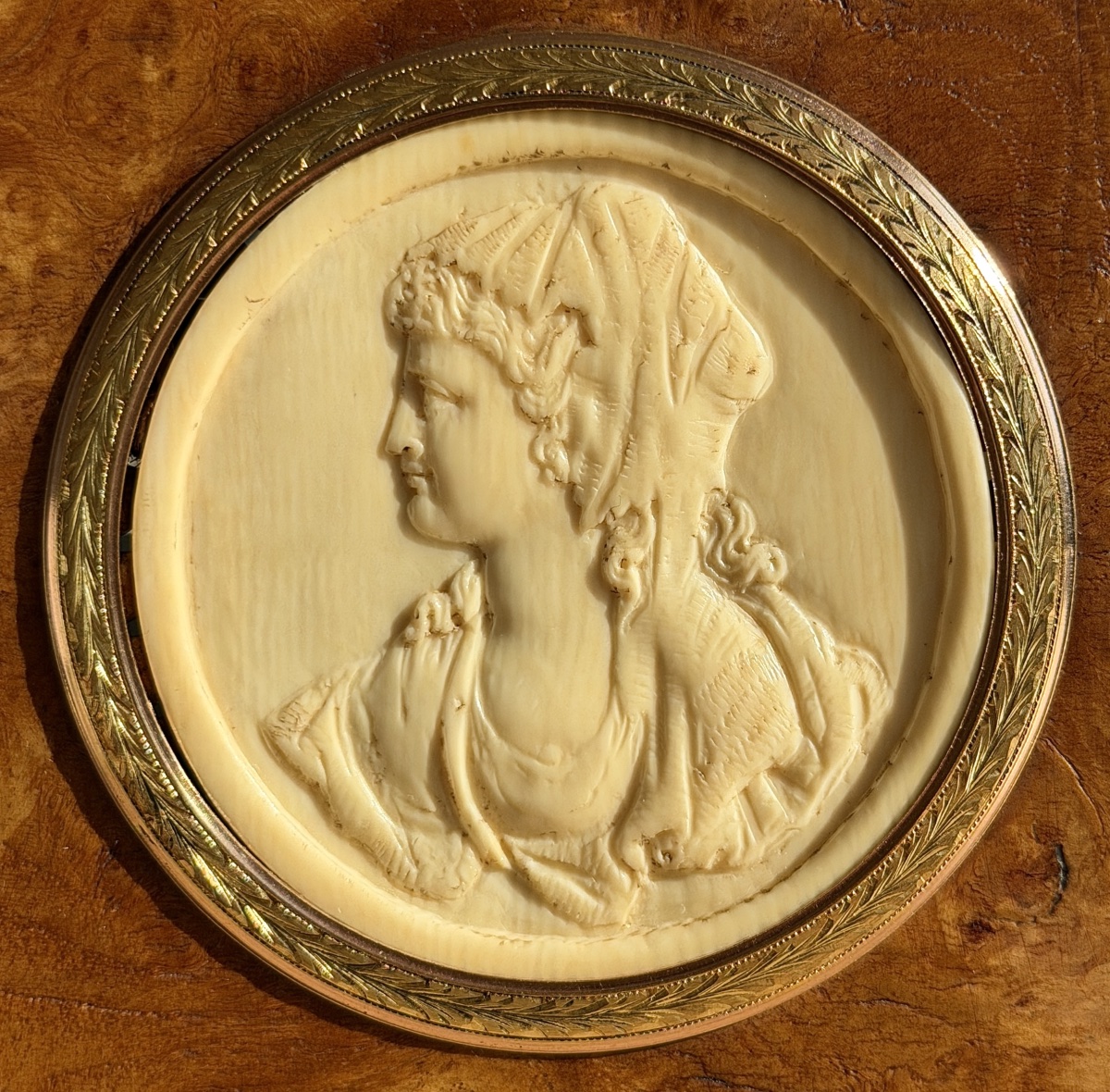 19th-century Ivory Medallion -photo-2