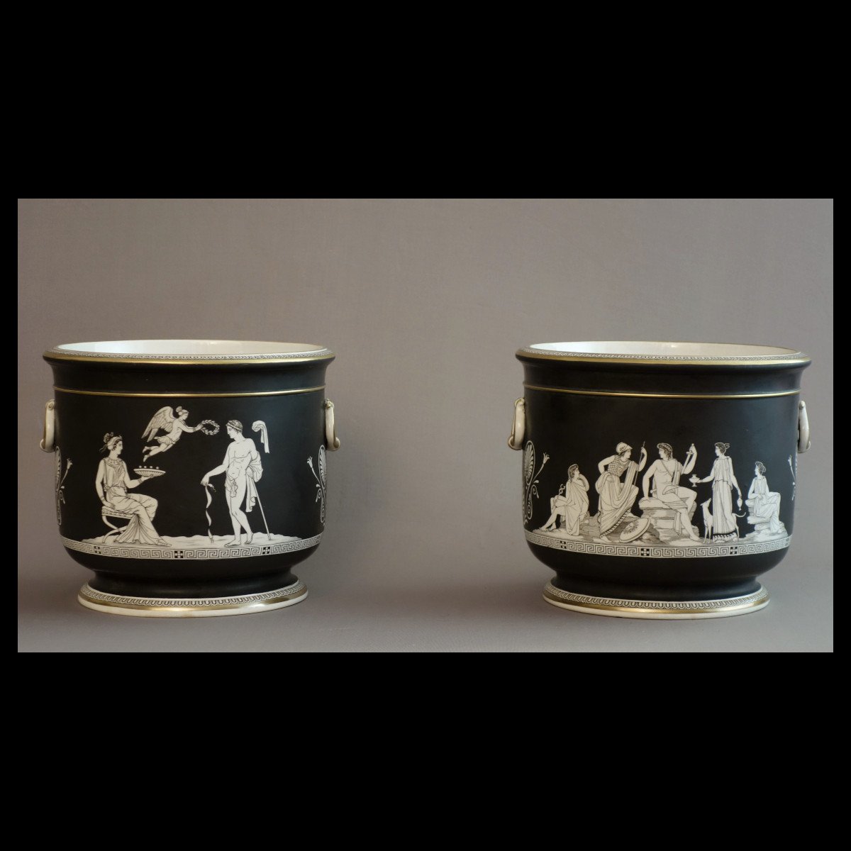 Paire De grands caches pots  En Porcelaine De Paris  1820
