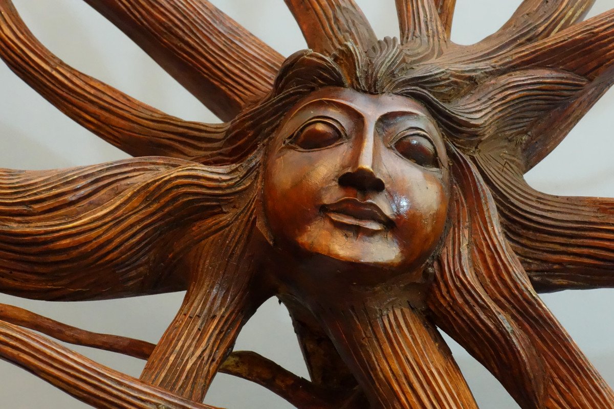 Sculpture De Visage Féminin à La Chevelure Rayonnante .