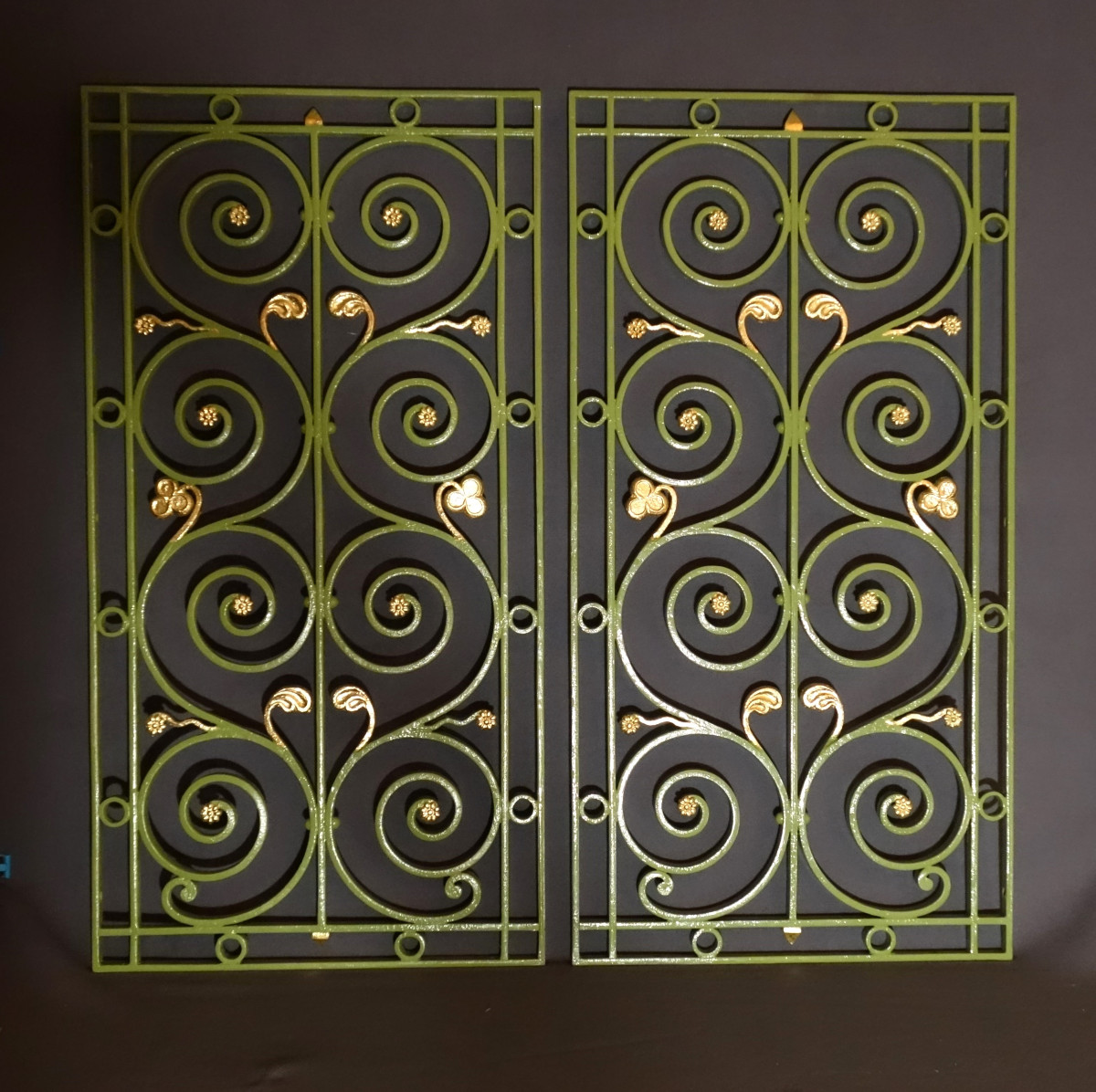 Paire de petites grilles néo gothique 1830